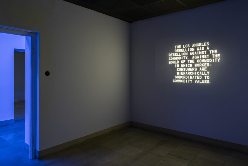 Tony Cokes, „Fragments, or just Moments“, Installationsansicht Haus der Kunst 2022, Foto: Maximilian Geuter