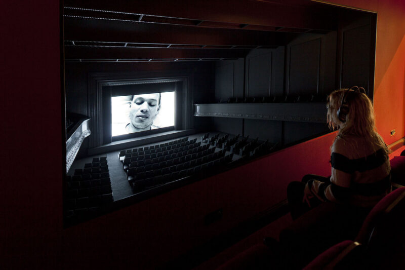 Janet Cardiff & George Bures Miller The Paradise Institute, 2001 1-Kanal-Videoinstallation (Farbe, Ton), Holz, 17 Kinosessel, 17 Kopfhörer, Teppich, architektonisches Modell, 1 DVD, Beamer Courtesy Sammlung Goetz Installationsansicht Haus der Kunst, 2012 Foto: Wilfried Petzi, 2012