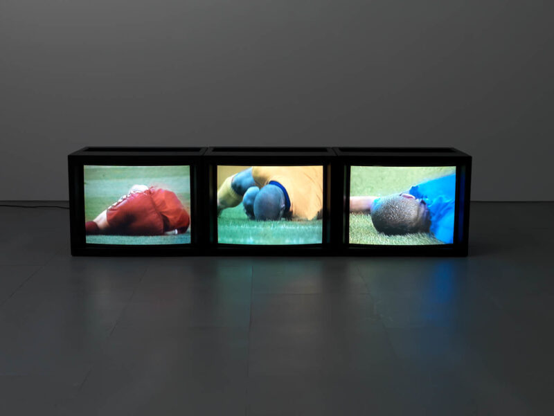 Paul Pfeiffer Caryatid (Red, Yellow, Blue) 2008 3-Kanal-Videoinstallation (Farbe, ohne Ton) Courtesy Sammlung Goetz, München