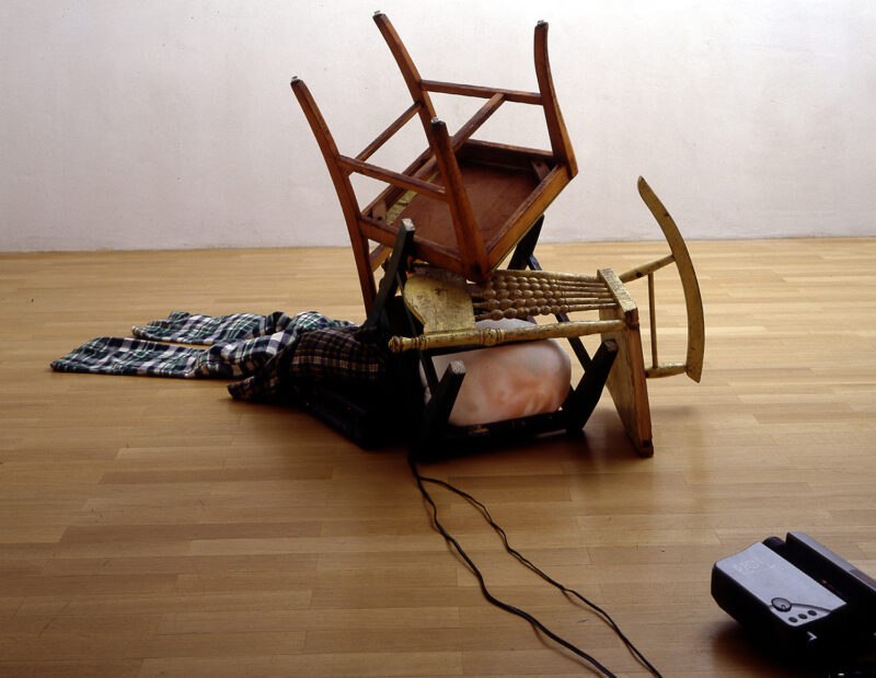 Tony Oursler, Broken, 1994, single channel multimedia video-installation (color, sound) Courtesy Sammlung Goetz, Münche