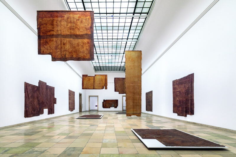 Fig. 11: Installation view with „Bodenhäute Ahnenhaus“, 1980-82, © The Estate of Heidi Bucher and Haus der Kunst, Photo: Markus Tretter