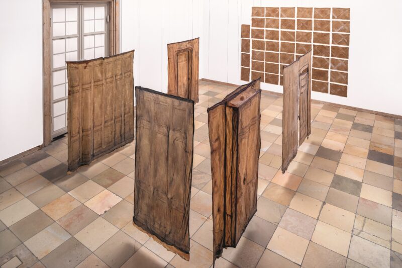 Fig. 16: „Herrenzimmer“, 1978, © The Estate of Heidi Bucher and Haus der Kunst, Photo: Markus Tretter