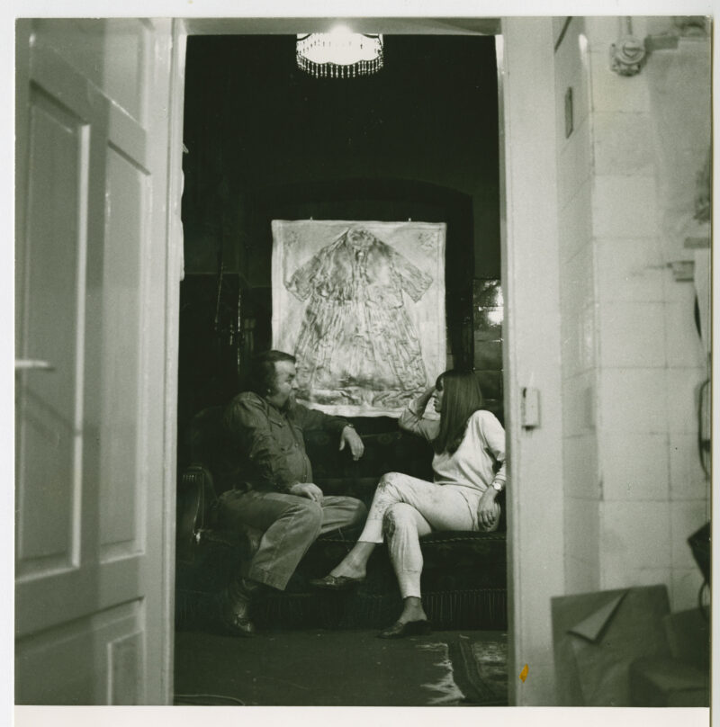 Fig. 1: Ed Kienholz and Heidi Bucher in front of "Betty from Toronto" (1975) in Bucher's studio in Weinbergstrasse, Zurich, 1978, © The Estate of Heidi Bucher, Photo: Nancy Kienholz-Reading