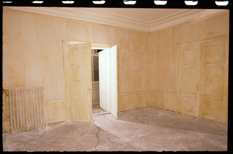 Fig. 9: The latex-covered former treatment room of the psychoanalyst Dr. Ludwig Binswanger in the abandoned Bellevue Sanatorium, Kreuzlingen, 1988, © The Estate of Heidi Bucher