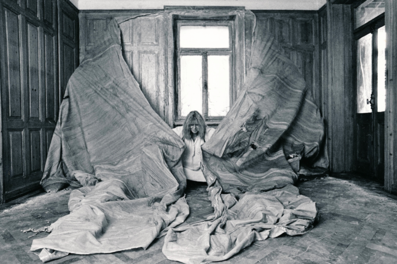 Fig. 1: Heidi Bucher during the skinning process of "Herrenzimmer", 1978, © The Estate of Heidi Bucher and Haus der Kunst, Photo: Hans Peter Siffert