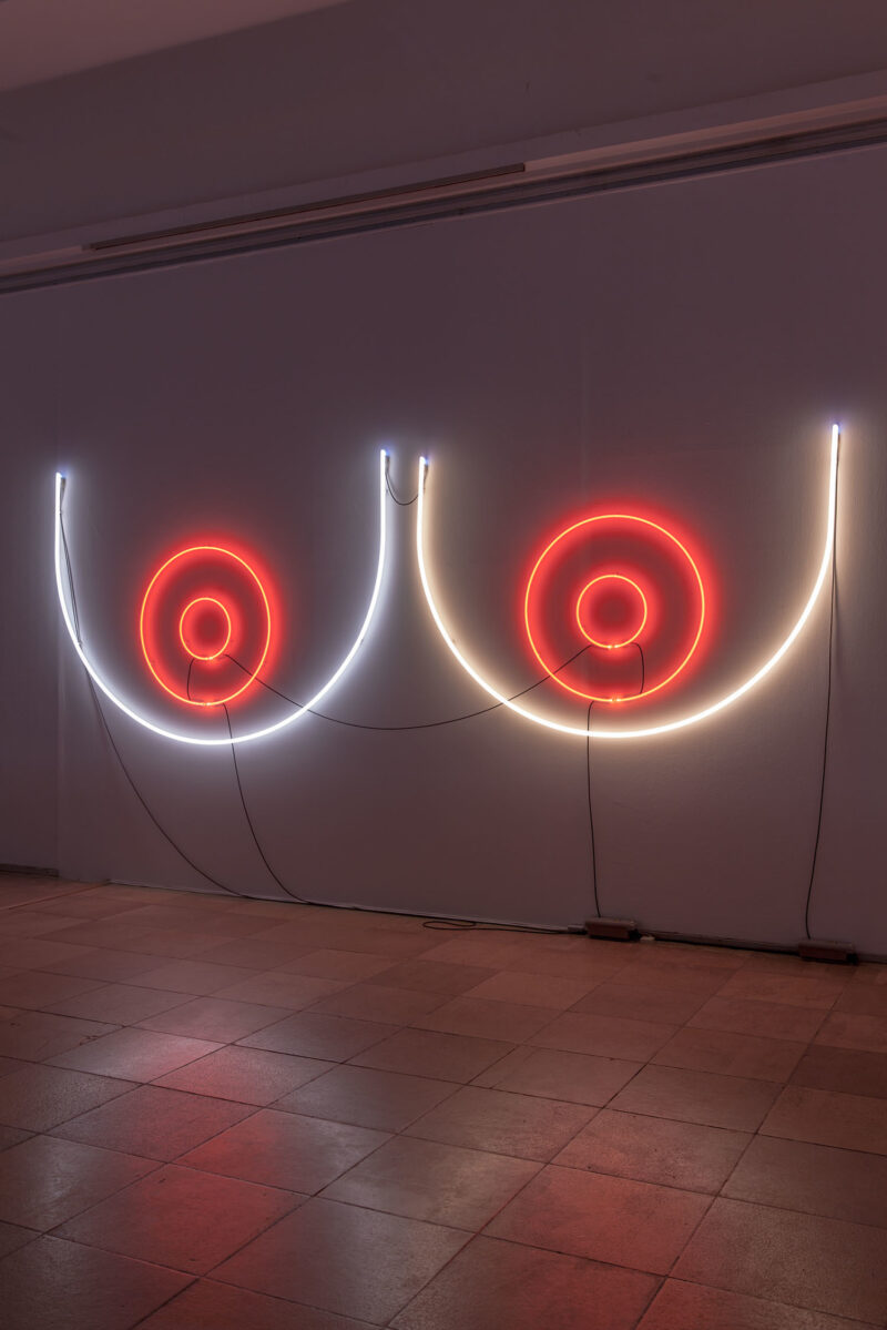 Adele Röder Installationsansicht Haus der Kunst COMCORRÖDER Mask Totem (Part Four) C-Component and Umlaut Neon Lights (Neon / Argon / Krypton / Mercury), 2010/2015 From "O L Y M P I A, or: Message from the Dark Room" Series Foto: Maximilian Geuter
