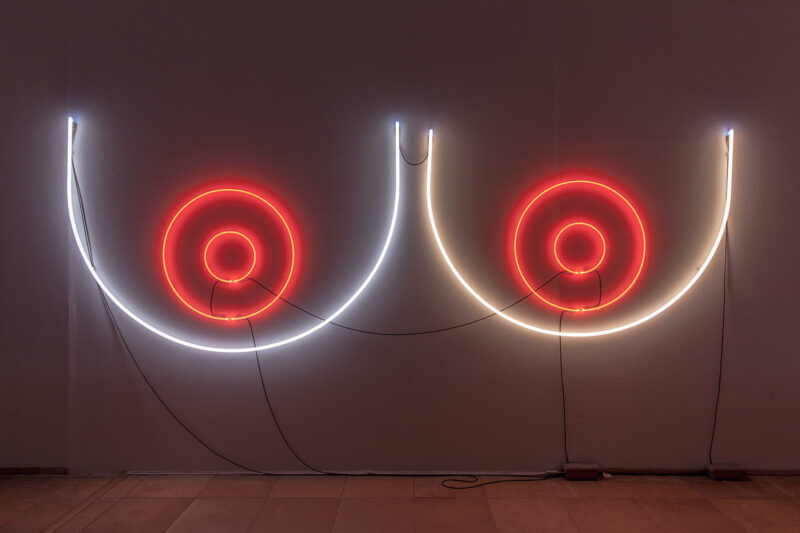 Adele Röder Installationsansicht Haus der Kunst COMCORRÖDER Mask Totem (Part Four) C-Component and Umlaut Neon Lights (Neon / Argon / Krypton / Mercury), 2010/2015 From "O L Y M P I A, or: Message from the Dark Room" Series Foto: Maximilian Geuter