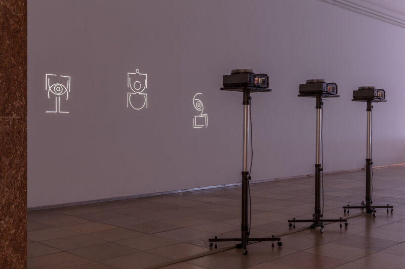 Adele Röder Installationsansicht Haus der Kunst COMCORRÖDER Script A Symbol, A Practice, A Universe, A Map C-Component und Umlaut Zeichnungen, 2015. Teil der Serie "O L Y M P I A, oder: Message from the Dark Room" Foto: Maximilian Geuter