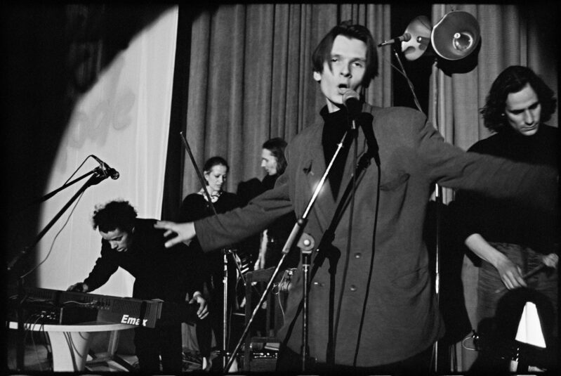 Ornament und Verbrechen (from left to right) Bo Kondren, N.N., Ronald Lippok, Robert Lippok, Alexander Wolf, Kino Babylon, Berlin, 1987 Photo: Hartmut Beil