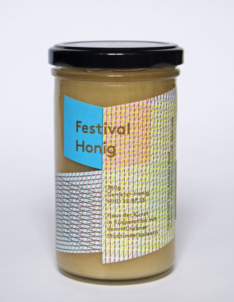 Festival-Honig hergestellt vom Stadtimkerkollektiv / Festival-Honey produced by Stadtimkerkollektiv Gestaltung / Design: Ruth Höflich Foto / Photo: Jörg Koopmann
