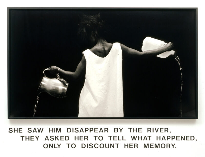 Lorna Simpson Waterbearer, 1986 Silbergelatine Abzug, Vinylbuchstaben, 149,9, x 203,2, x 5,7 cm insgesamt. Courtesy the artist; Salon 94, New York; und Galerie Nathalie Obadia, Paris / Brussels © Lorna Simpson