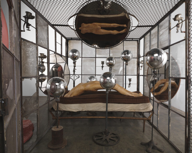 Louise Bourgeois IN AND OUT, 1995 (Detail) Metall, Glass, Gips, Stoff und Kunststoff: 205.7 x 210.8 x 210.8 cm, Skulptur: 195 x 170 x 290 cm, Collection The Easton Foundation. Foto: Christopher Burke, © The Easton Foundation / VG Bild-Kunst, Bonn 2015
