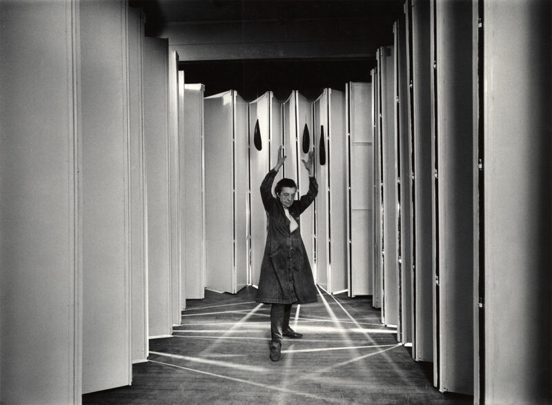 Louise Bourgeois: inside ARTICULATED LAIR (Coll: MoMA, NYC) in 1986. Photo: © Peter Bellamy Art: © The Easton Foundation / VG Bild-Kunst, Bonn 2015