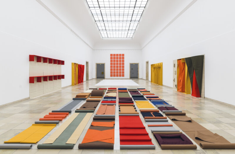 Franz Erhard Walther. Shifting Perspectives / Exhibition view Haus der Kunst Munich / Photo: Maximilian Geuter