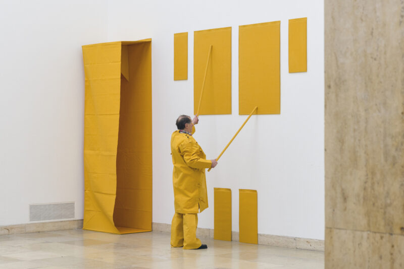 Gelbe Skulptur, 1969/79, Franz Erhard Walther. Shifting Perspectives, Aktivierung, Haus der Kunst, 2020, Foto: Maximilian Geuter © VG Bild-Kunst, Bonn 2020