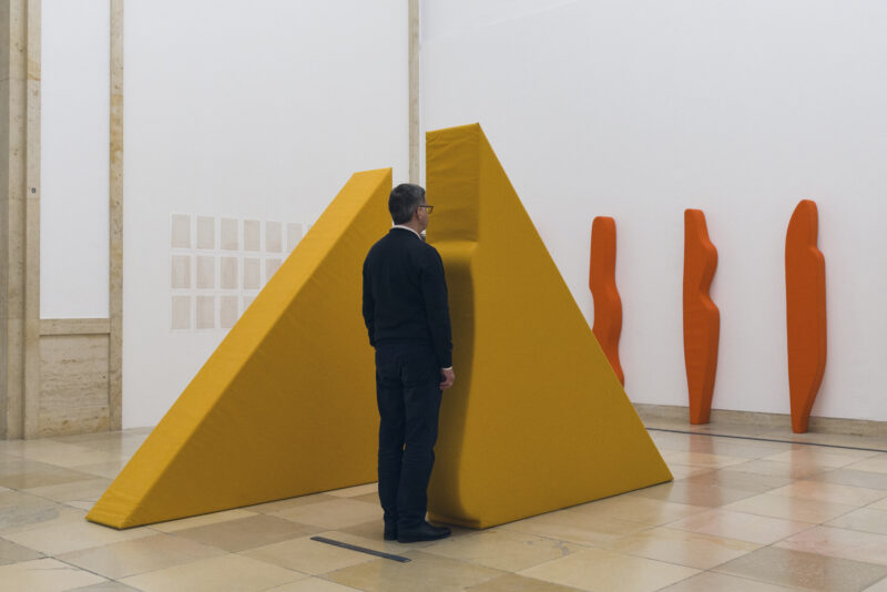 Franz Erhard Walther. Shifting Perspectives, Installationsansicht, Aktivierung, Haus der Kunst, 2020, Foto: Maximilian Geuter © VG Bild-Kunst, Bonn 2020