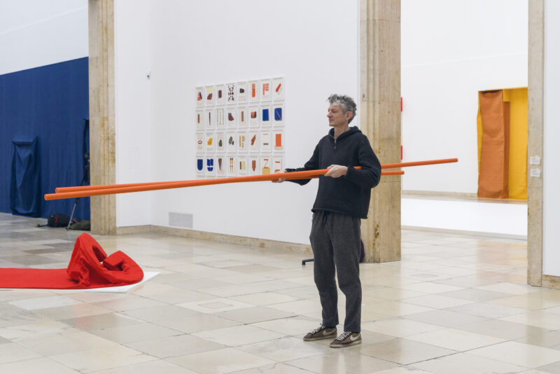 Work activation by Franz Erhard Walther and Andrea Lissoni in the exhibition "Franz Erhard Walther. Shifting Perspectives", Haus der Kunst, 2020, Photo: Maximilian Geuter