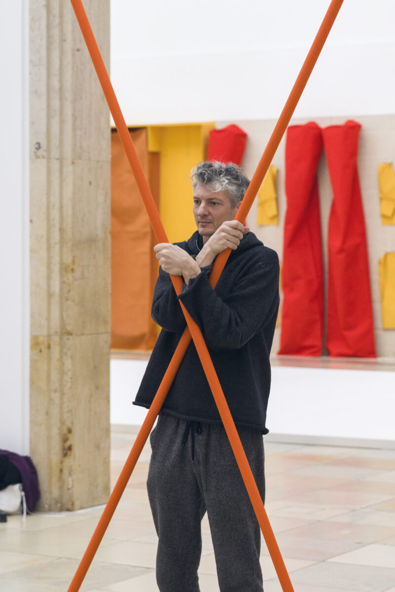 Work activation by Franz Erhard Walther and Andrea Lissoni in the exhibition "Franz Erhard Walther. Shifting Perspectives", Haus der Kunst, 2020, Photo: Maximilian Geuter