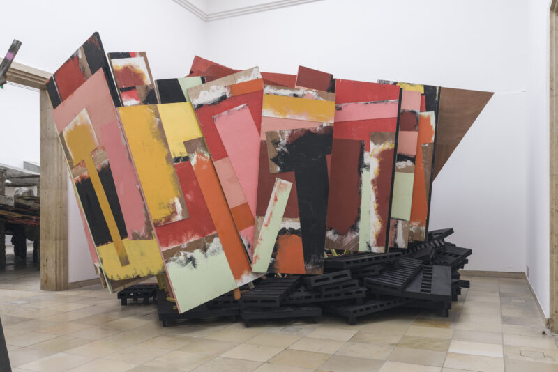 Phyllida Barlow. frontier, Installation view, Haus der Kunst, 2021, Photo: Maximilian Geuter