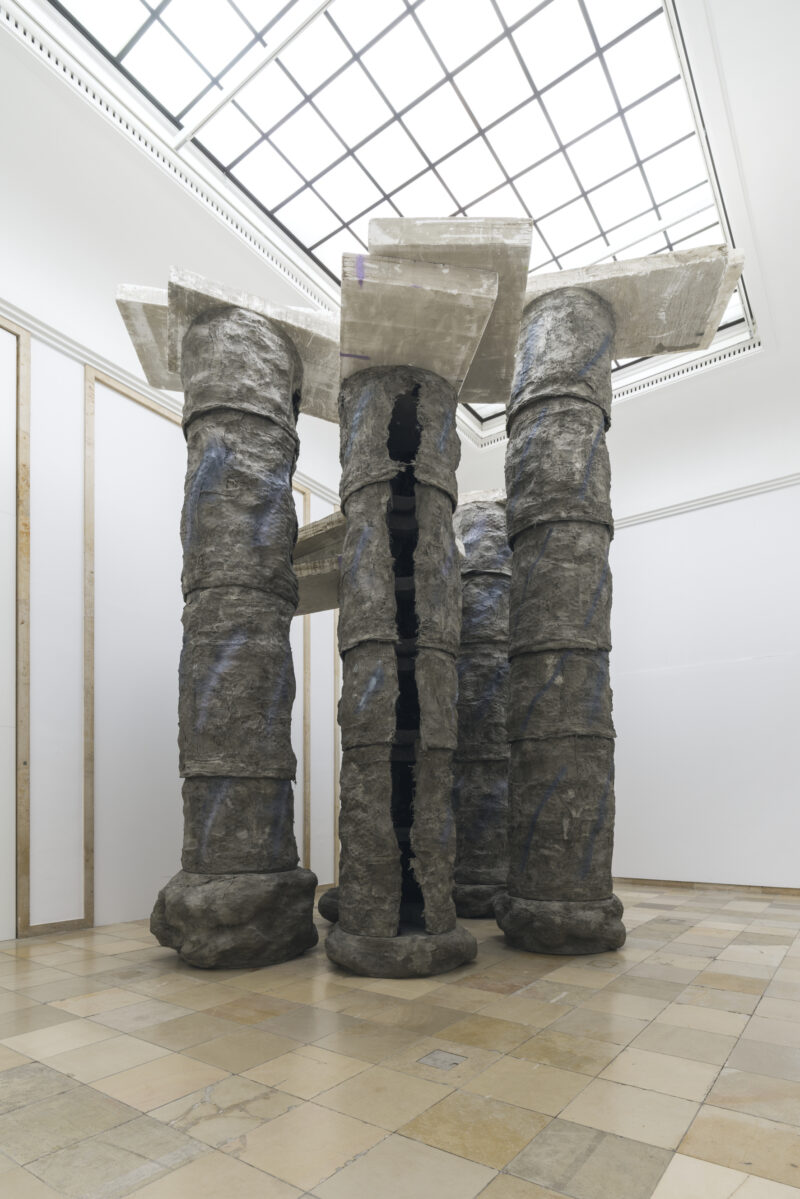 Phyllida Barlow. frontier, Installationsansicht, Haus der Kunst, 2021. Foto: Maximilian Geuter