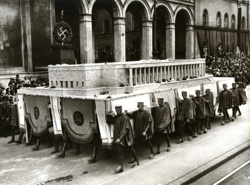 Model of the "House of German Art" at the "Glanzzeiten deutscher Geschichte (Great Events in German History)" parade on the 1933 "Day of German Art" (in front of St. Ludwig’s church on Ludwigstrasse) From: Verzeichnis der Aufnahmen verschiedener Arbeiten by Paul Ludwig Troost, ca. 1935. Image: Atelier Troost © Zentralinstitut für Kunstgeschichte