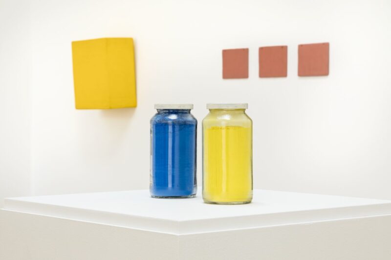 Yellow and Blue, 1963, Franz Erhard Walther. Shifting Perspectives Ausstellungsansicht / Exhibition view, Haus der Kunst, 2020, Photo: Markus Tretter