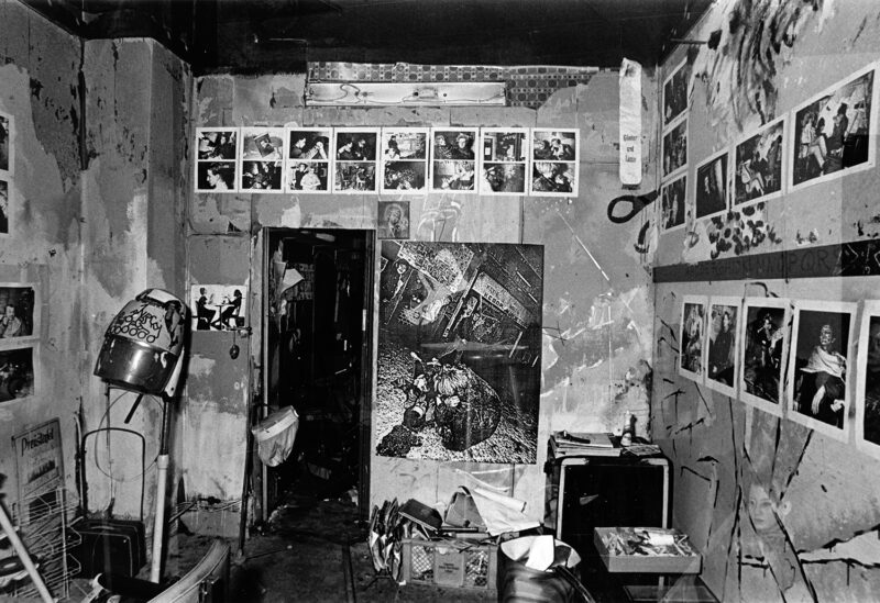 Geniale Dilletanten: Penny Lane’s Friseursalon (Doppelbelichtung), Ausstellung von Anno Dittmer „Penny Lane is in my brain“, Berlin, 1983 Foto: Anno Dittmer