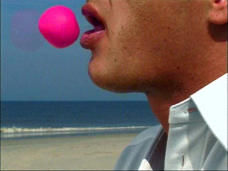 Annika Larsson, Pink Ball, 2002, 1-Kanal-Videoinstallation (Farbe, Ton), Courtesy Sammlung Goetz, Medienkunst, München