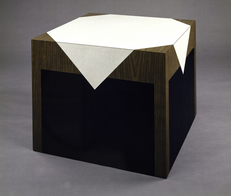 Richard Artschwager Description of Table, 1964 Melamin-Laminat auf Sperrholz, 66.4 x 81 x 81 cm, Whitney Museum of American Art, New York; Geschenk der Howard and Jean Lipman Foundation, Inc. 66.48 © VG Bild-Kunst, Bonn 2013 Photo: © 2000 Whitney Museum of American Art, New York. Foto: Steven Sloma