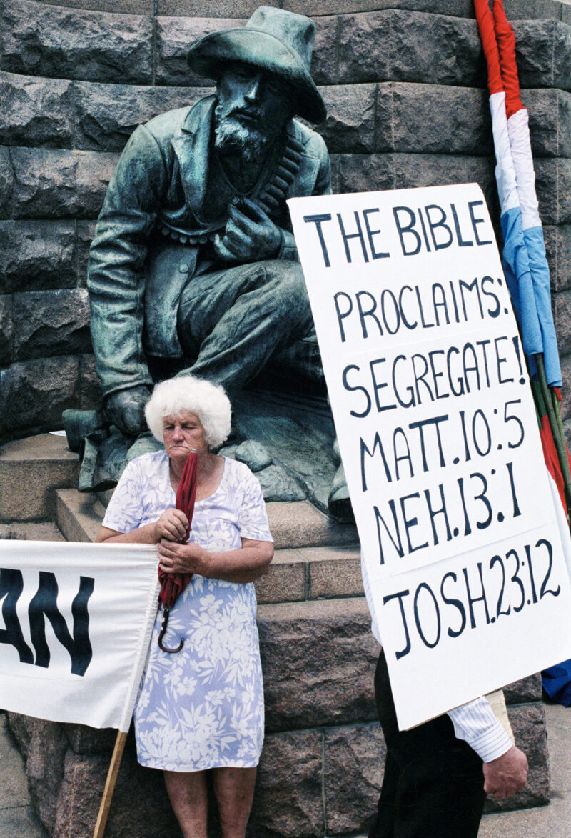 Greame Williams: Right-wing groups gather in Pretoria’s Church Square to voice the anger at the F.W. de Klerk government’s attemps to transform the country, 1990. Courtesy the artist © Greame Williams