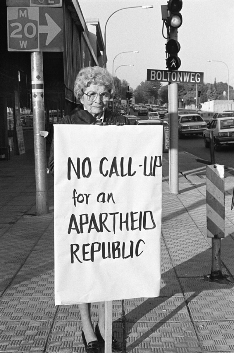 Gille de Vlieg: Jean Sinclair, Gründungsmitglied der Black Sash-Gruppe, demonstriert in der Jan Smuts Ave in Johannesburg, 30. Mai 1985 © Gille de Vlieg