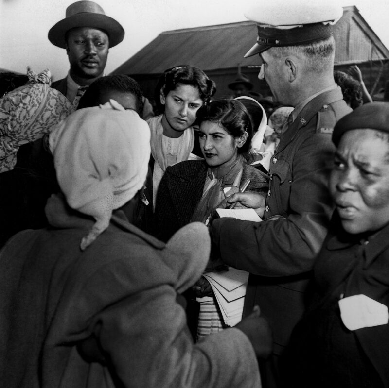 Jürgen Schadeberg: Die 29 Frauen der ANC Women’s League werden von der Polizei festgenommen, weil sie gegen die Passierschein-Gesetze demonstrieren, nach denen man kein Township ohne Passierschein betreten darf, 26. August 1952 Courtesy the artist