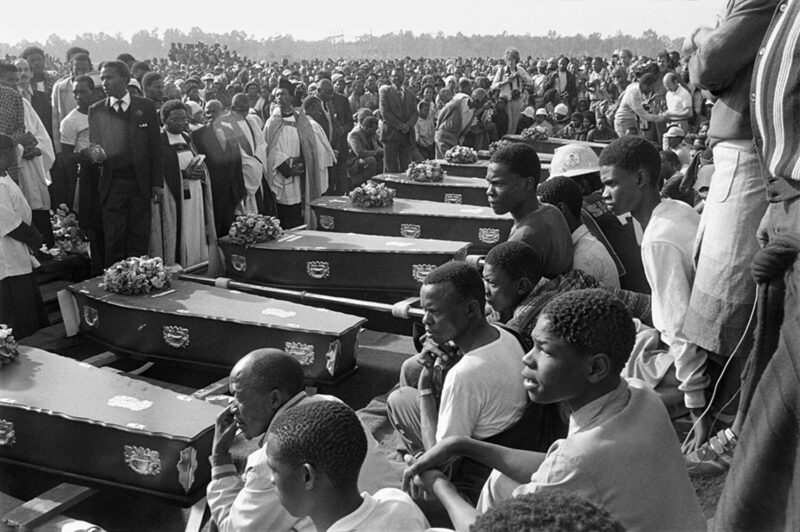 Gille de Vlieg: Särge bei der Massenbeerdigung in KwaThema, Gauteng, am 23. Juli 1985 © Gille de Vlieg