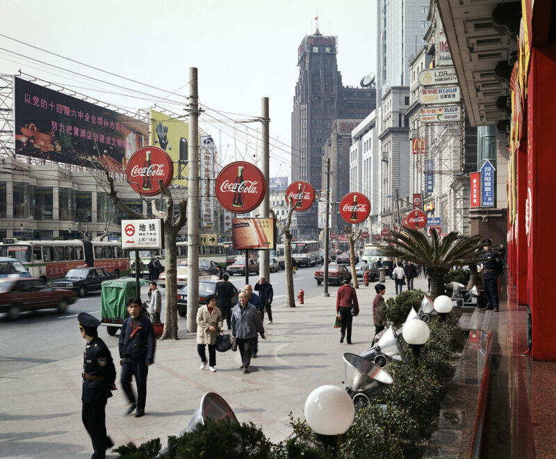 Wangfujing Dong Lu, Shanghai 1997 Chromogendruck 117,5 x 143,6 cm © Thomas Struth