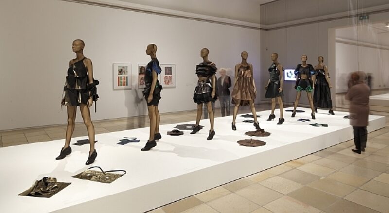 Issey Miyake, 132 5-Kollektion, 2010, installation view Future Beauty – 30 Years of Japanese Fashion, Haus der Kunst, 2011, photo Dirk Eisel