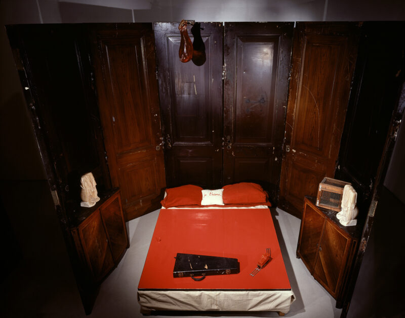 Louise Bourgeois: RED ROOM (PARENTS), 1994 (Detail) Holz, Metall, Gummi, Stoff, Marmor, Glas und Spiegel, 247.7 x 426.7 x 424.2 cm. Private Collection, Courtesy Hauser & Wirth Foto: Peter Bellamy, © The Easton Foundation / VG Bild-Kunst, Bonn 2015