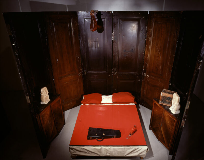 Louise Bourgeois RED ROOM (PARENTS), 1994 (detail) Wood, metal, rubber, fabric, marble, glass and mirror 247.7 x 426.7 x 424.2 cm. Private Collection, Courtesy Hauser & Wirth Photo: Peter Bellamy, © The Easton Foundation / VG Bild-Kunst, Bonn 2015