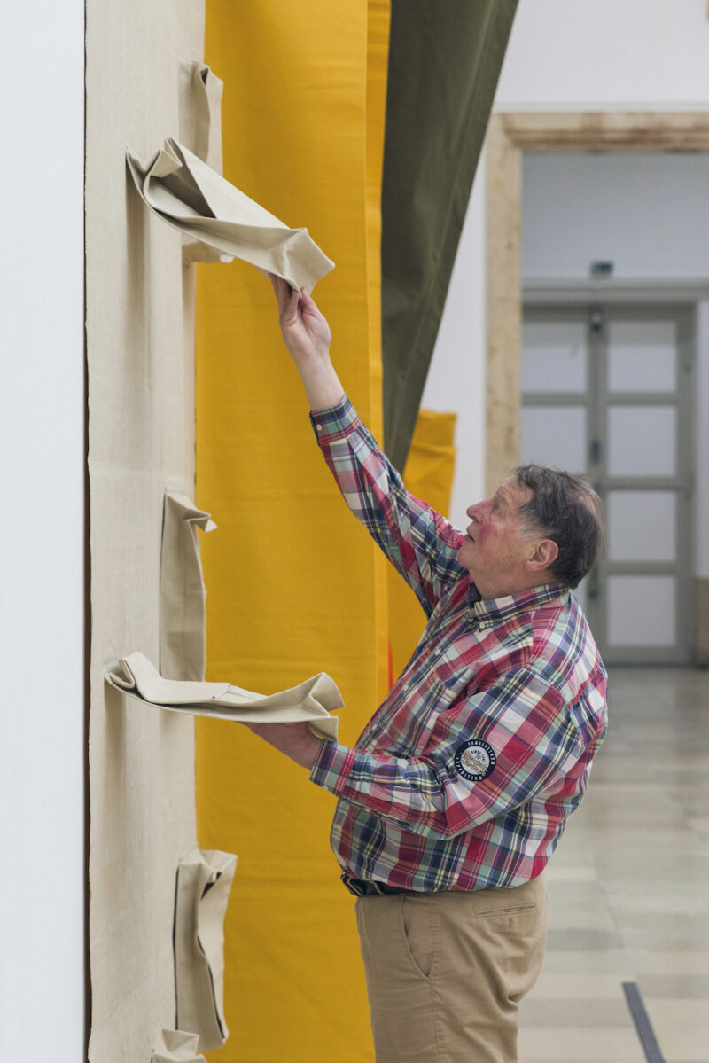 Franz Erhard Walther. Shifting Perspectives, Installationsansicht, Aktivierung, Haus der Kunst, 2020, Foto: Maximilian Geuter © VG Bild-Kunst, Bonn 2020