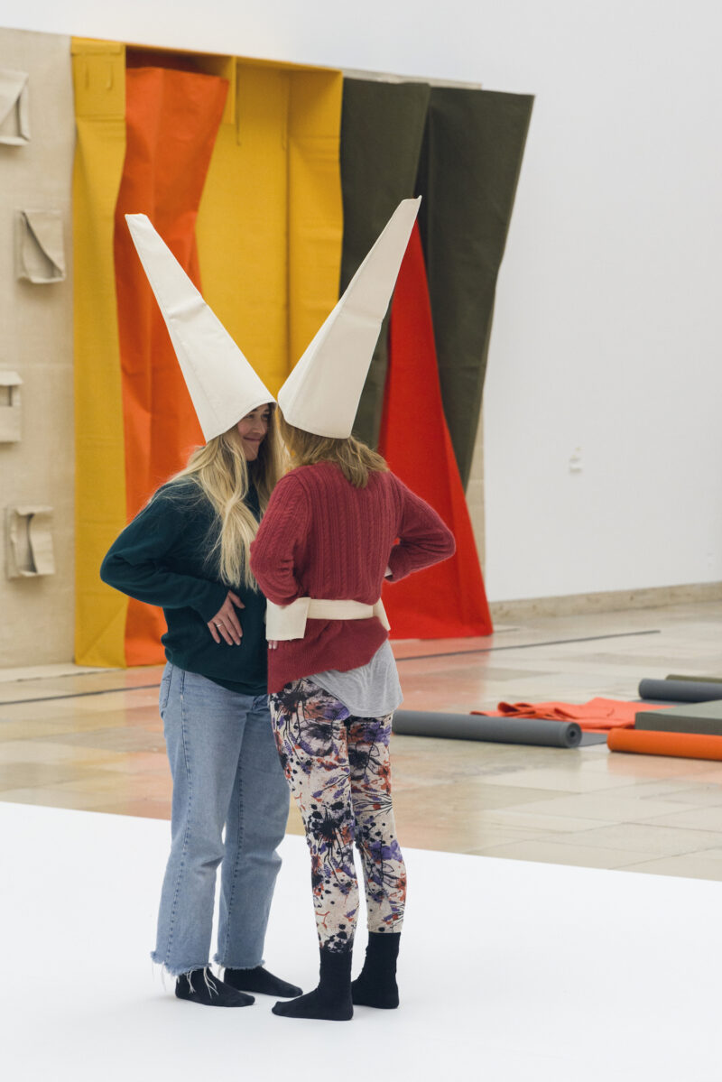 Franz Erhard Walther. Shifting Perspectives, Erster Werksatz, 1963-1969, Activation, Haus der Kunst, 2020, Photo: Maximilian Geuter © VG Bild-Kunst, Bonn 2020