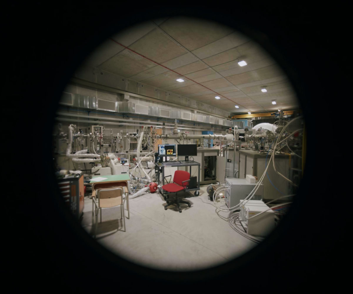 Anastasiia Batishcheva & Guillaume Menguy, Background Index - ONE-EYE, 2026, Videostandbild © Anastasiia Batishcheva & Guillaume Menguy. Gefördert durch die Deutsche Forschungsgemeinschaft (DFG) – Sonderforschungsbereich 1258 – 283604770, mit freundlicher Unterstützung der Akademie der Bildenden Künste München, der Technische Universität München sowie des Haus der Kunst München.