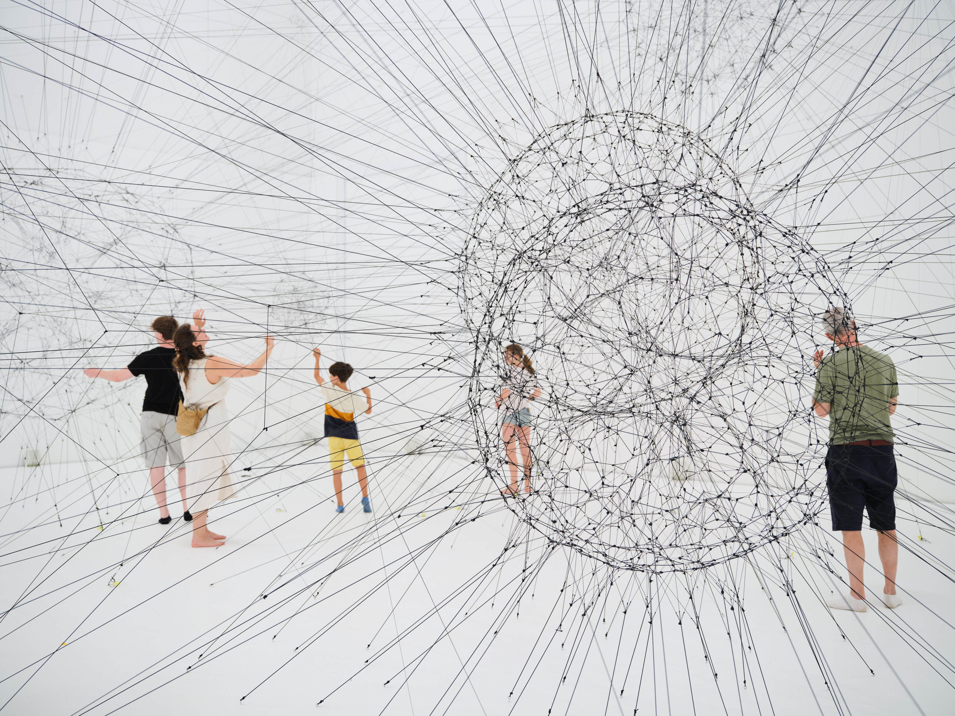 „Tomás Saraceno in collaboration. Verwobene Welten“, Ausstellungsansicht Haus der Kunst. Foto: Agostino Osio.