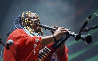 Portrait einer Frau an einer Klarinette.