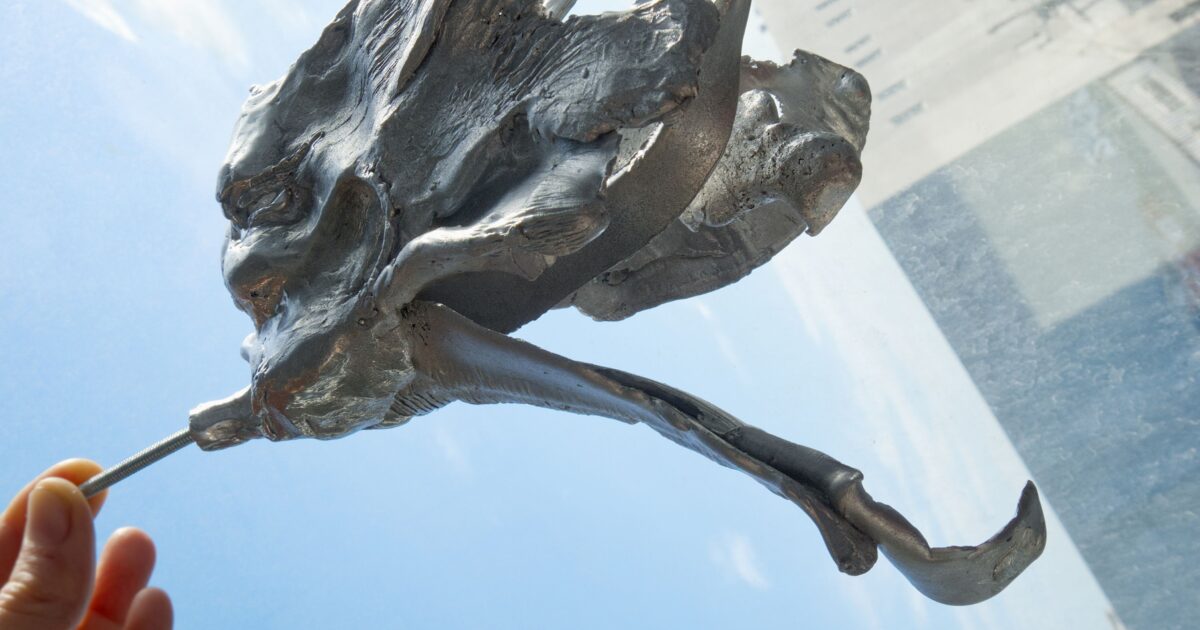 Maria VMier. I follow the wind through the stone