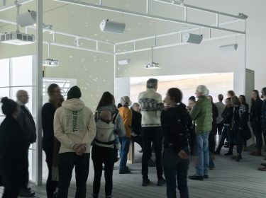 Open Haus im Haus der Kunst – Gruppe an Menschen, die eine Ausstellung betrachten