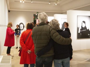 Gruppenführung – Bild eines Ehepaares im Museum, dass sich umarmt.