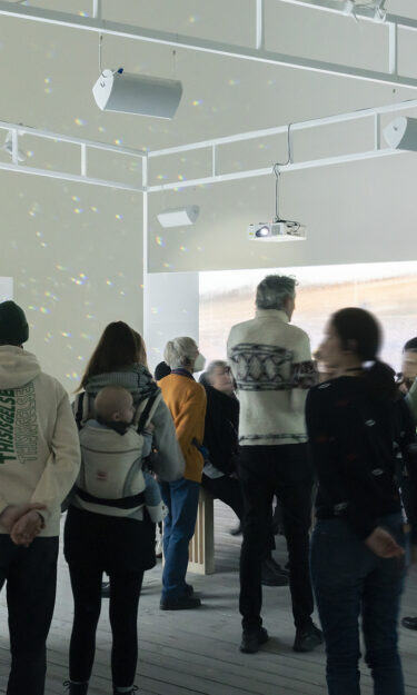 Open Haus im Haus der Kunst – Gruppe an Menschen, die eine Ausstellung betrachten