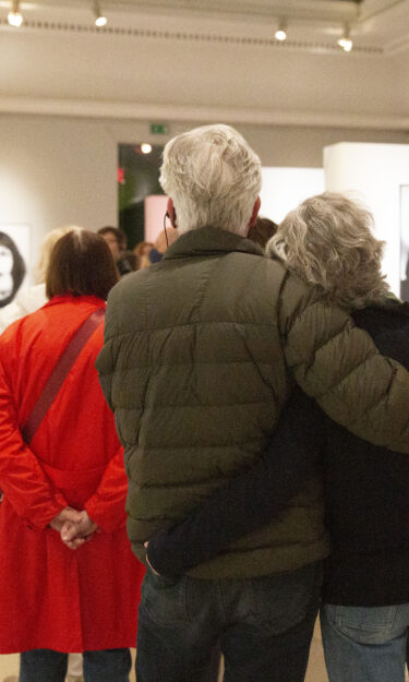 Gruppenführung – Bild eines Ehepaares im Museum, dass sich umarmt.