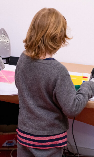 Zwei Kinder, die an einem Tisch Kunst machen.