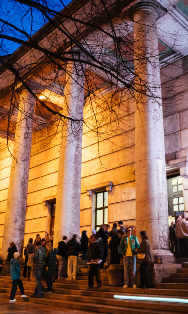 Bild der Außenfassade des Haus der Kunst im Abendlicht