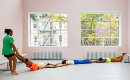 Eine Person zieht eine Menschenkette aus drei weiteren Personen.